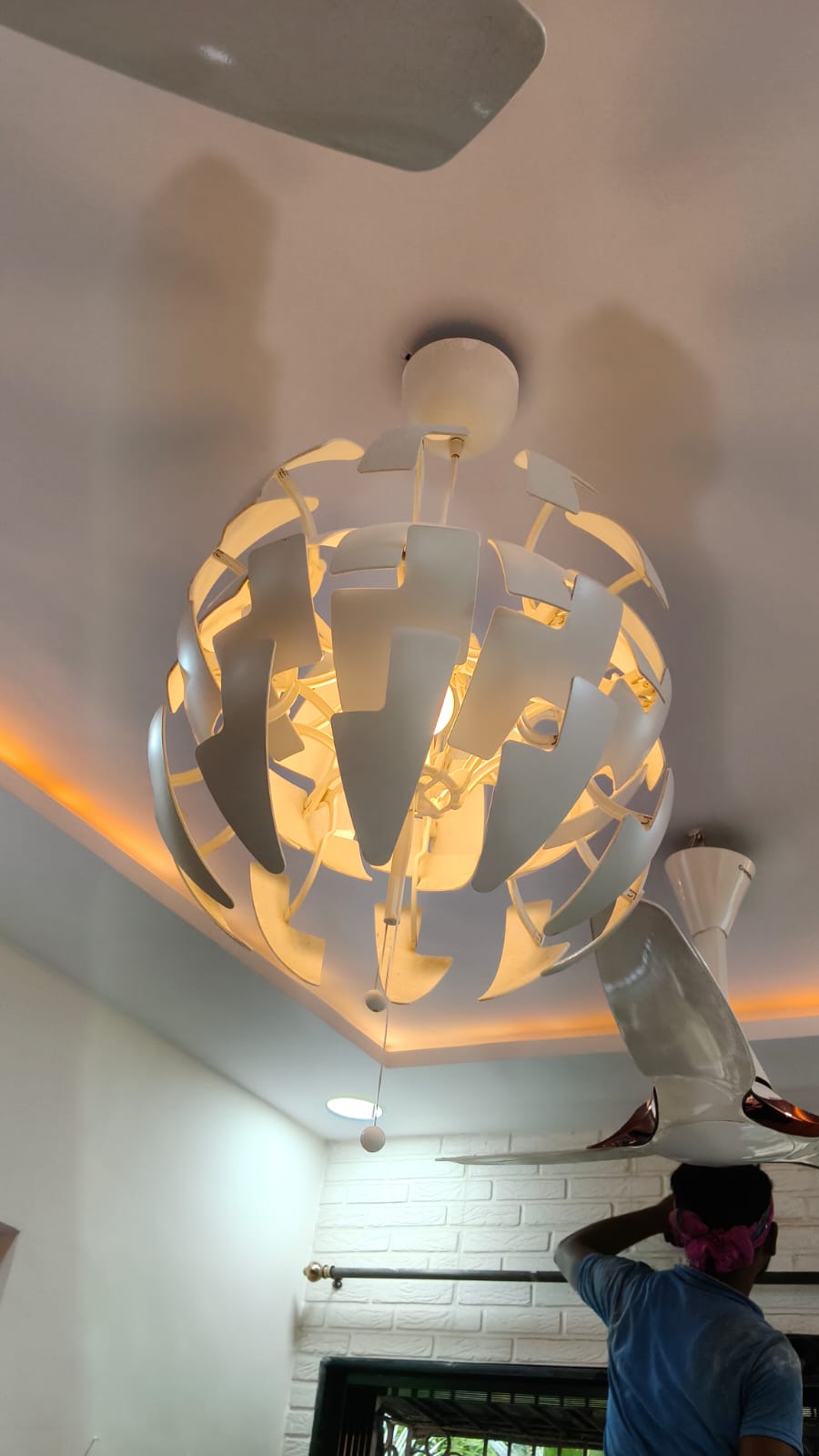 Decorative ceiling lighting installation